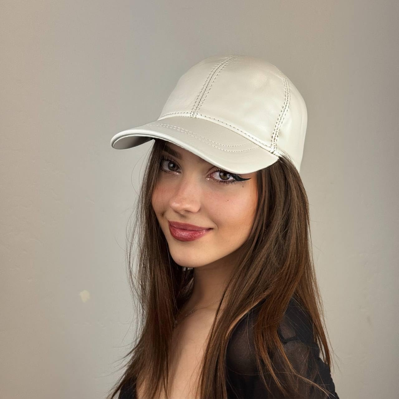Premium Real Leather Baseball Cap – Adjustable Vintage Hat for Men & Women – Classic 6-Panel Design, Soft Genuine Leather